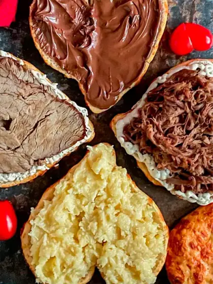 Pães de queijo em formato de coração com vários recheios: chocolate, carnes, creme e queijo